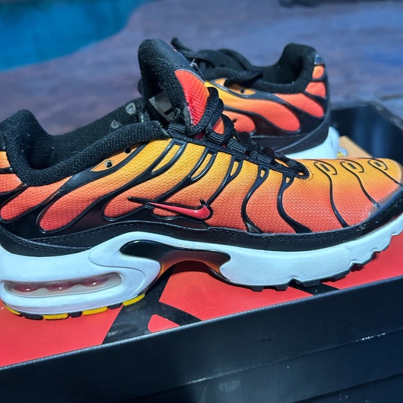 Nike Air Max Plus BV7426-001 Black Orange Red GS  Size 4Y - Picture 3 of 9